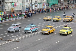 В колонне прошли также около 30 ретроавтомобилей, которые ездили по улицам города более 50 лет назад.
