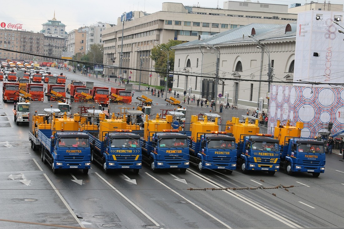 Всего во время парада москвичи впервые увидели одновременно 662 машины, которые ежедневно работают на улицах столицы. Длина колонны составила примерно два километра.