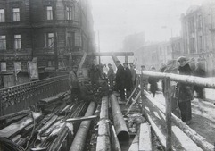 Монтаж концевого участка тепломагистрали на малом москворецком мосту 1930 год